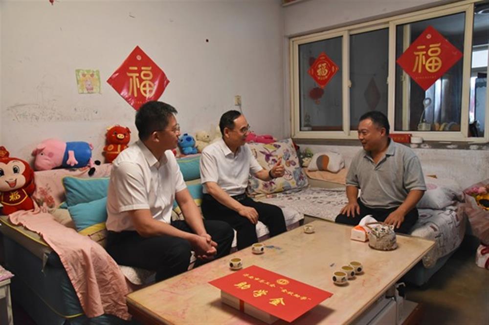 金秋助學(xué)，情暖人心 濟南市總工會(huì )領(lǐng)導走訪(fǎng)慰問(wèn)集團 困難職工及子女
